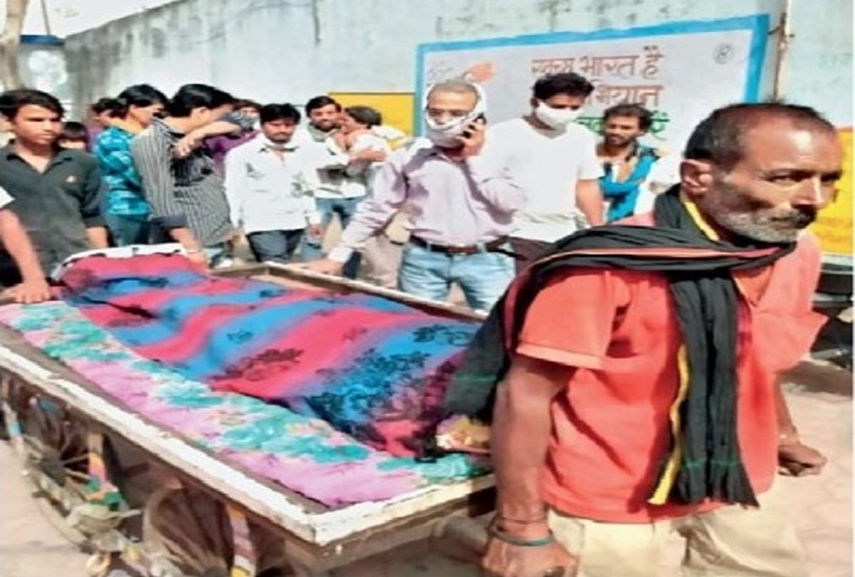 Madhya pradesh: no vehicle was found then carrying the dead body of young son  on hand cart took away  helpless father guna