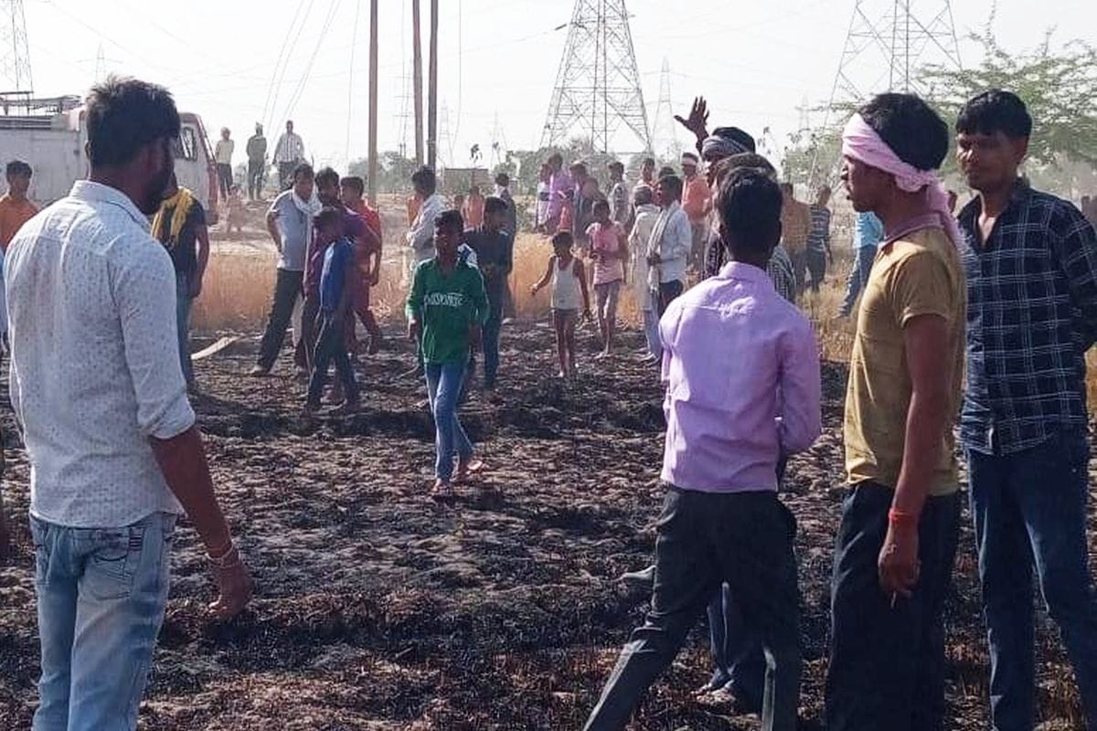nagla khangar,nagla khangar shikohabad,fire in wheatcrops,fire in wheat crops,heatwave news,heatwave firozabad news
