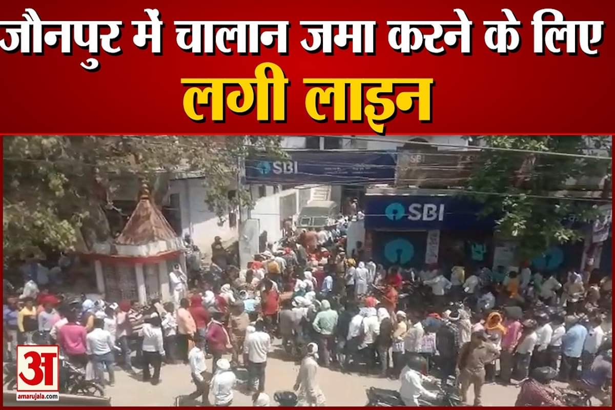 लाइन लगाकर खड़े लोग।