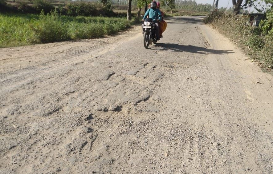 Passenger upset due to damaged Mandavali-Maujampur contact road