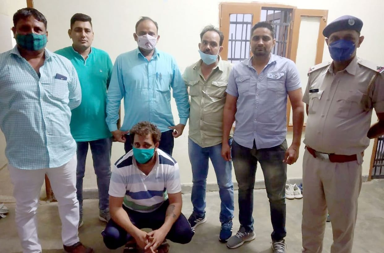 police arrest accused of 25 lakh rupees loot