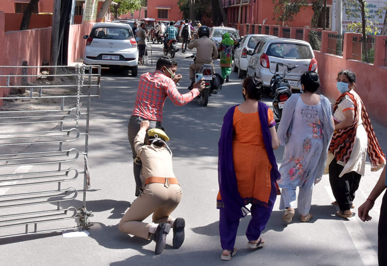 The woman constable ran to catch the young man fell on the road
