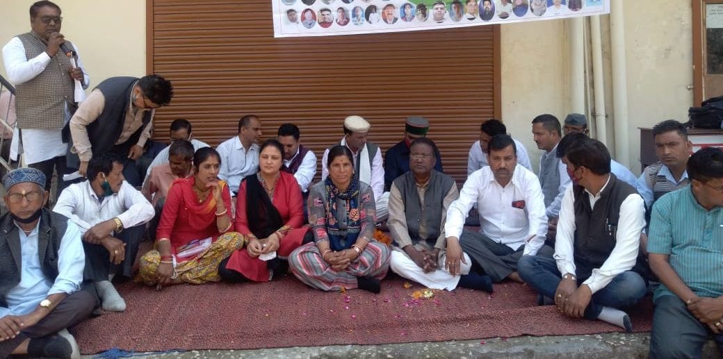 Congressmen start protesting for deployment of doctors and road construction