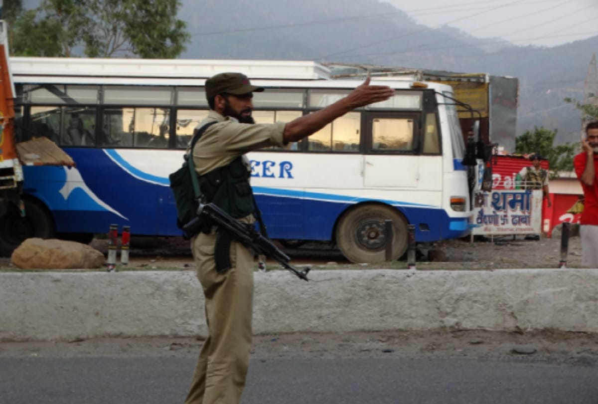 millitant attack on house of bjp leader, one police constable martyrs