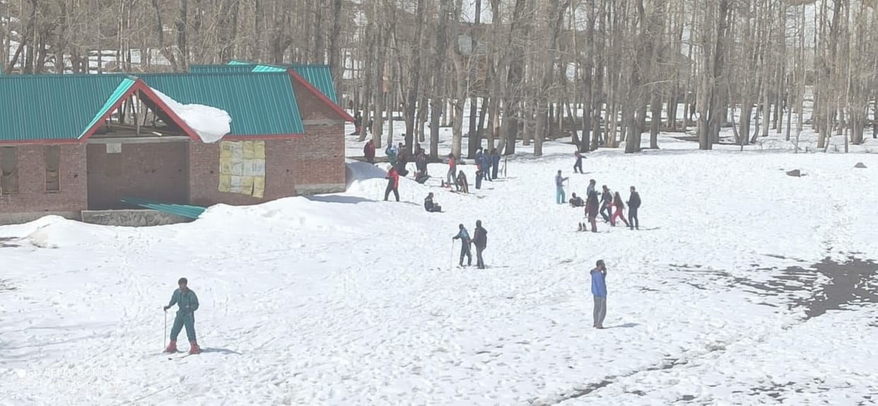 Now tourists also decrease in weekends  in manali