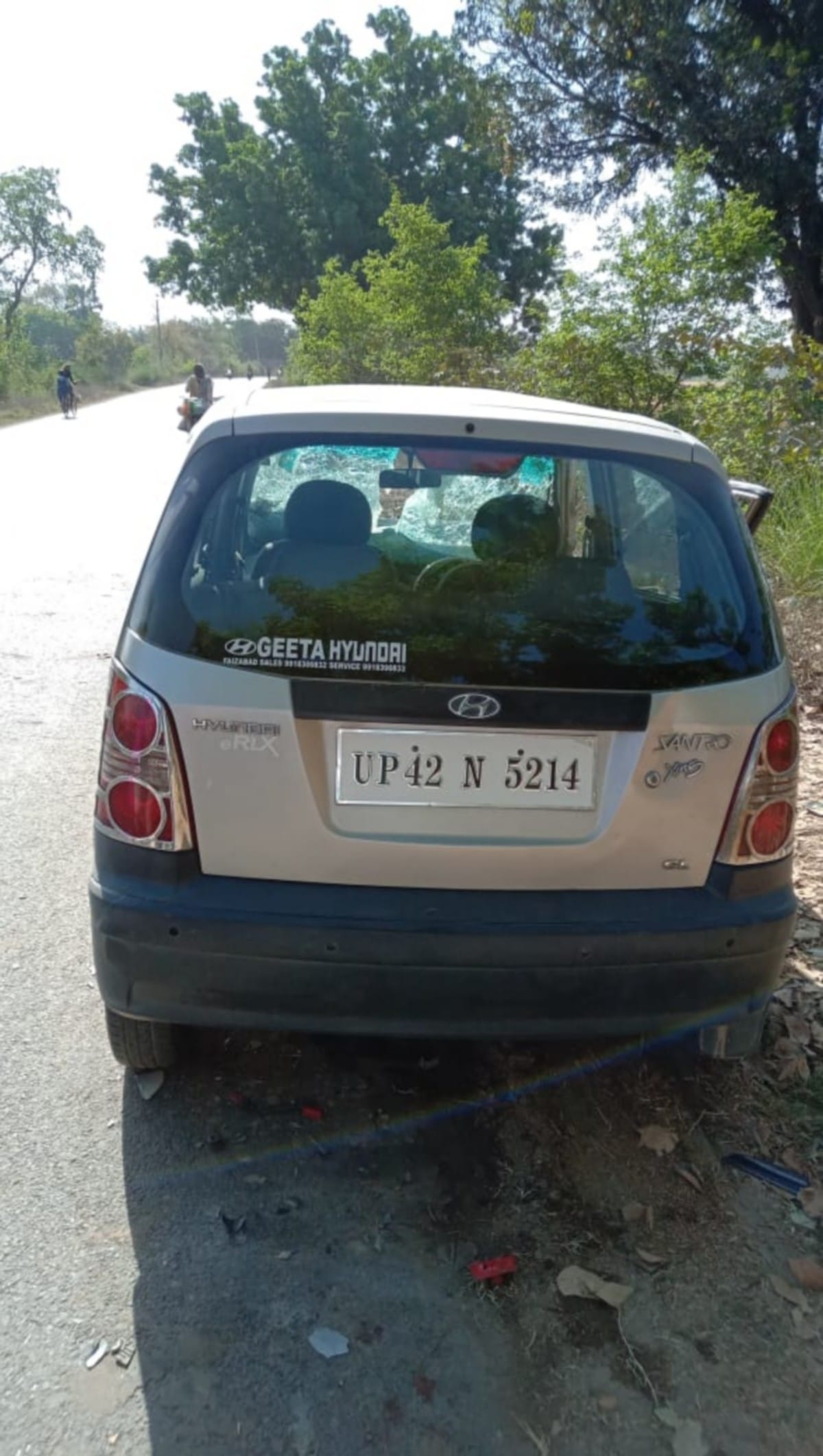 bank employee died in road accident by car enter in truck in mau