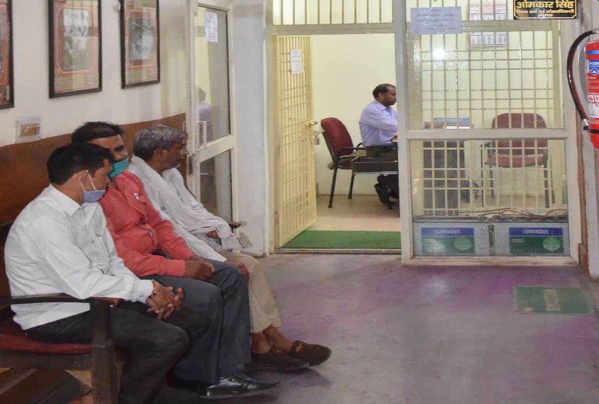 Covid Protocol Not Followed In Agra University And Other Government Offices