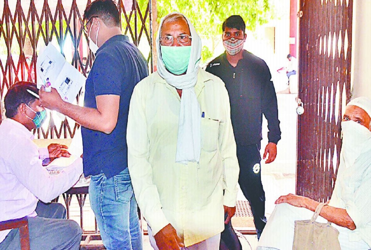 Covid Protocol Not Followed In Agra University And Other Government Offices