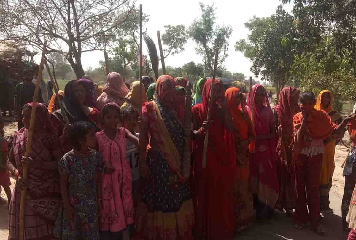 Farrukhabad: women shut down liquor shop, jammed on road with sticks, sticks, pestle