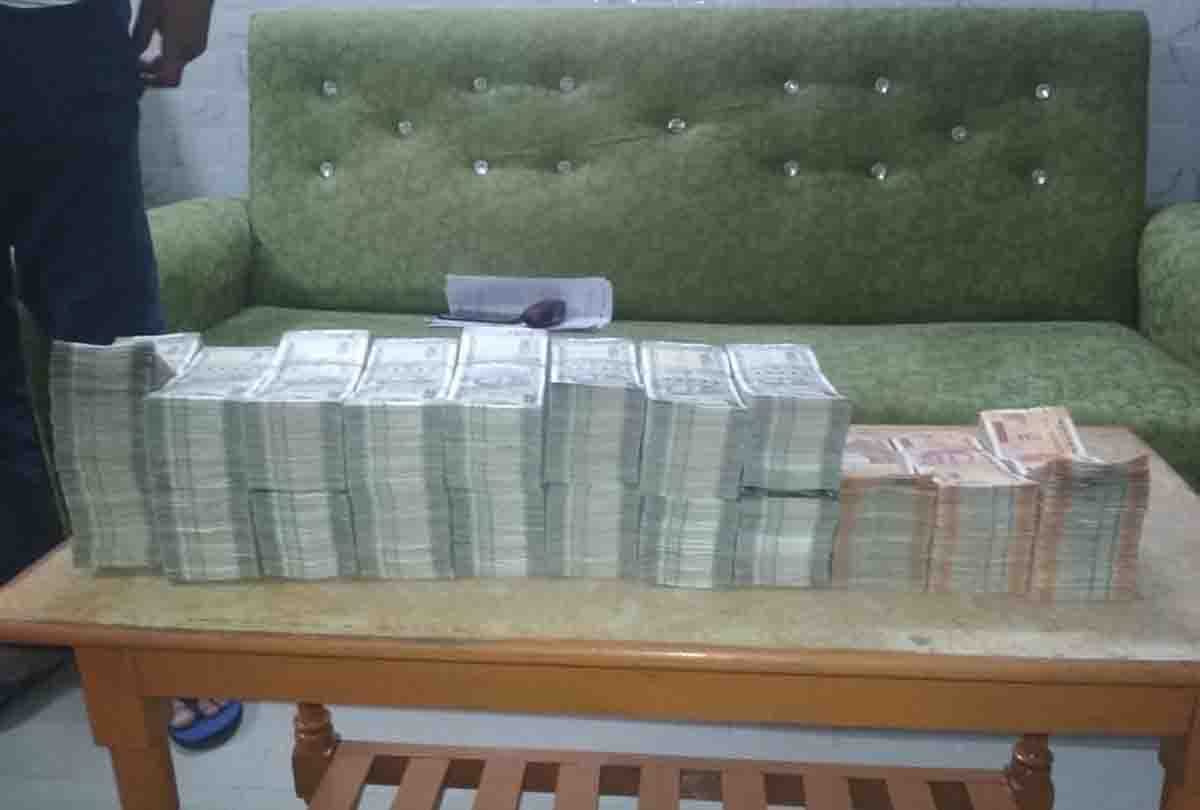 52 lakhs have been found from merchant who landed from train