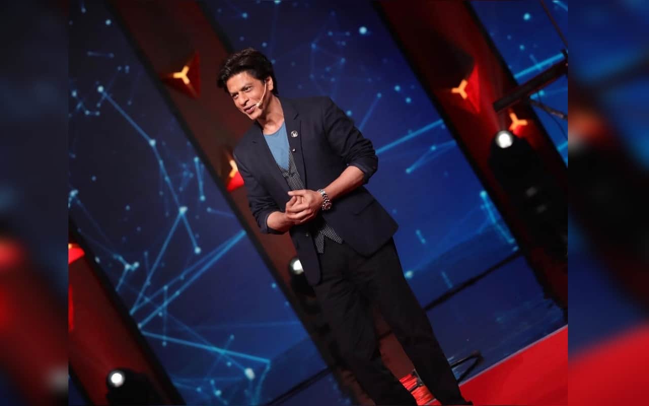 shahrukh khan replied to fan priyanka for asking to promote new talents in bollywood during asksrk session