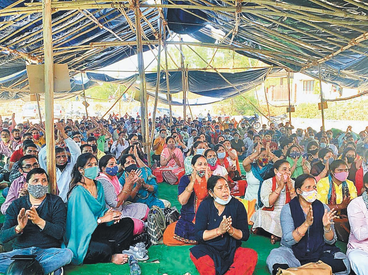 Subalterns burnt copies of order of removal from job