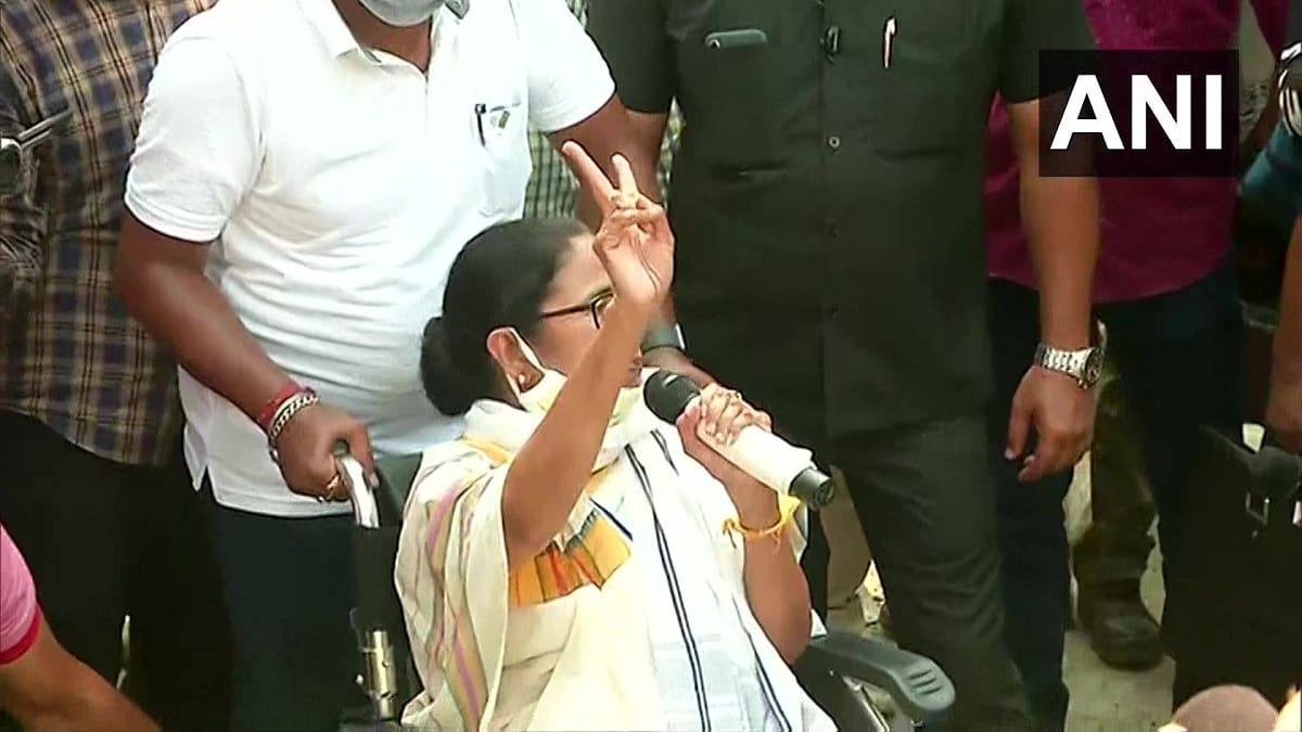 जीत का निशान दिखातीं ममता बनर्जी