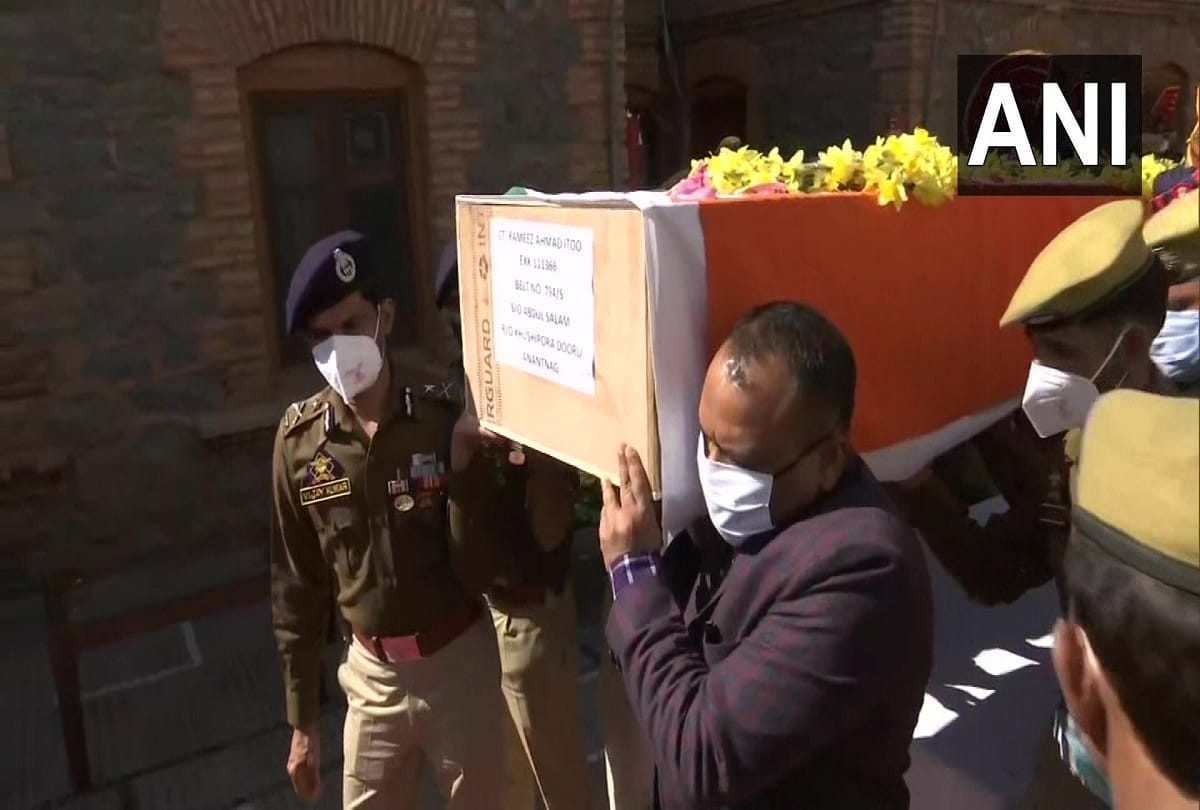 Wreath laying ceremony of Constable Rameez Raja who lost his life in  terrorist attack at BJP leader residence in Jammu and Kashmir