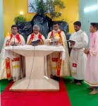बिजनौर में तेरा प्रेम चर्च में गुड फ्राइडे पर प्रार्थना करते फादर।