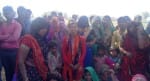 रोते बिलखते नरेंद्र के परिजन।