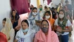 गुड फ्राइडे पर चर्च में प्रार्थना करती महिलाएं।