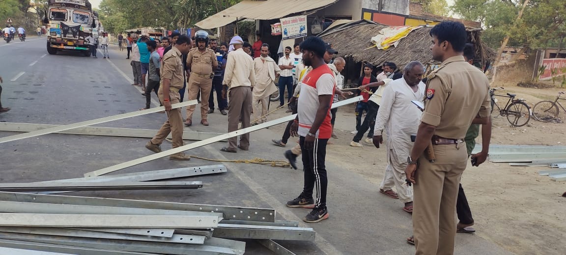 Overload tractor trolley overturns, worker killed, three injured