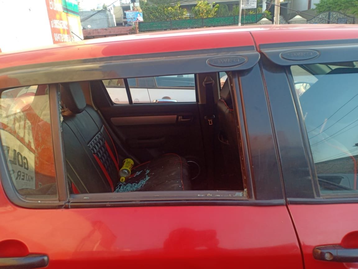 Nayagaon : After Breaking glass stole goods from cars