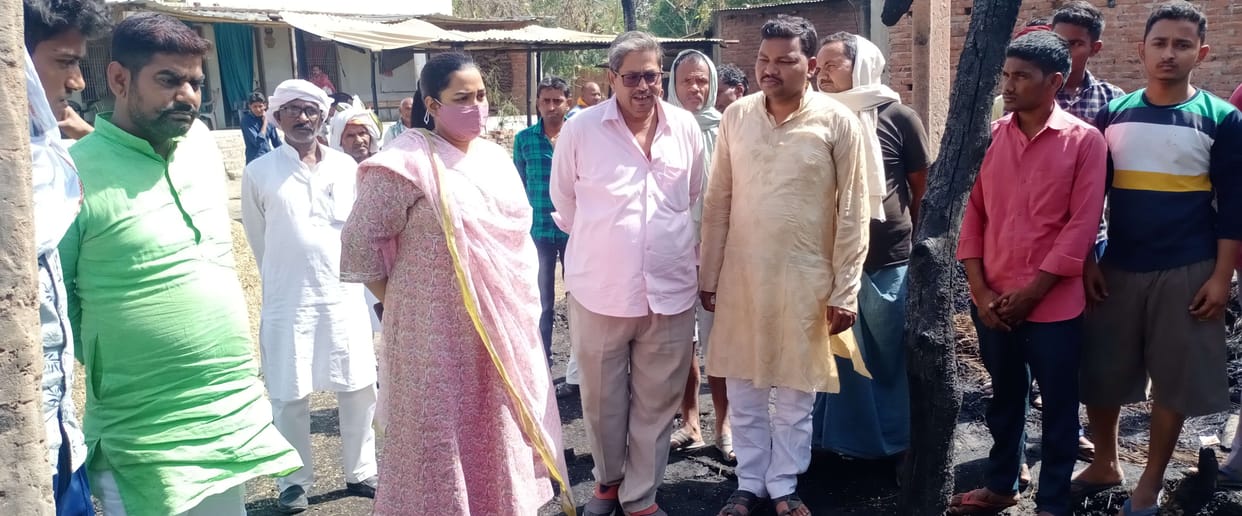 27 huts burned by fire