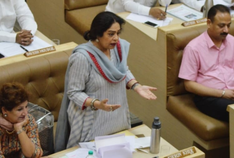 Chandigarh MP Kirron kher suffering from Multiple myeloma know symptoms