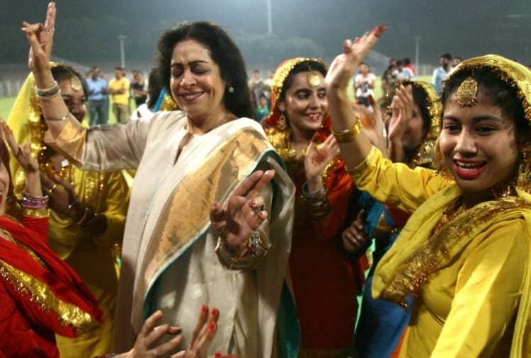 Chandigarh MP Kirron kher suffering from Multiple myeloma know symptoms