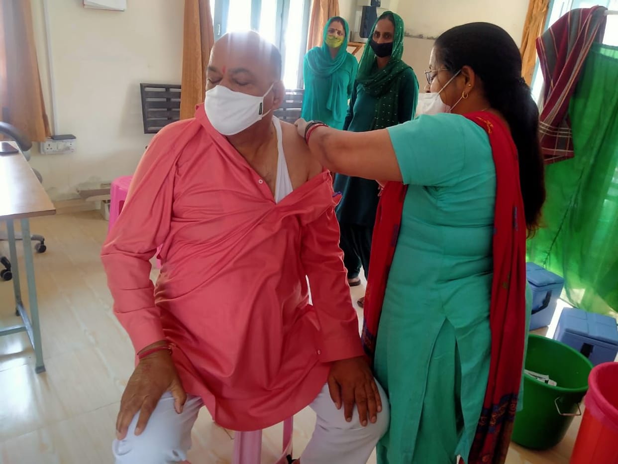 Teacher, 28 people positive, including passengers who returned from Vrindavan