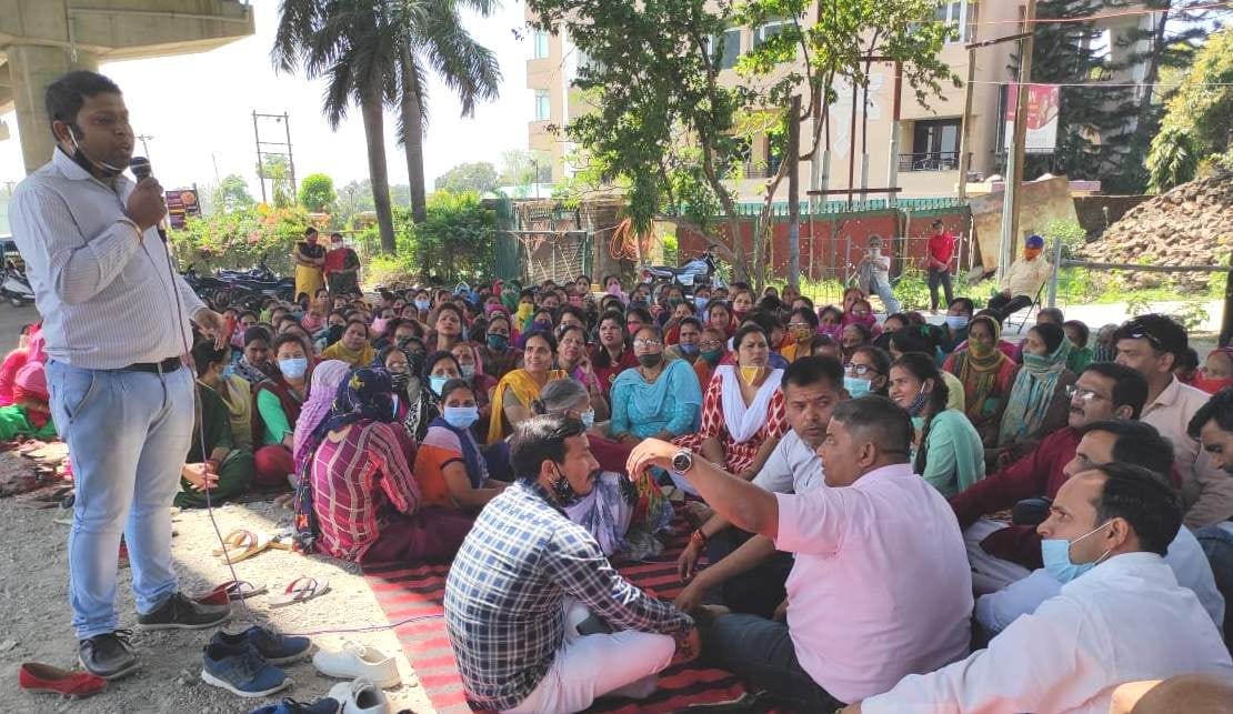 The people staged a strike at the gate closed by the railway