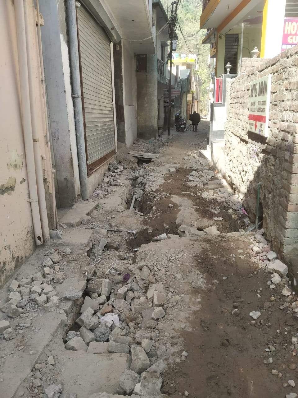 The road dug three months ago is in disrepair