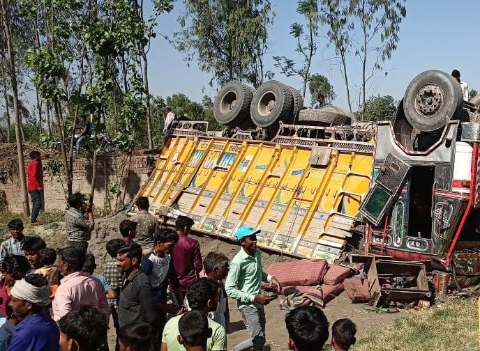 Uncontrolled truck overturns, four workers injured