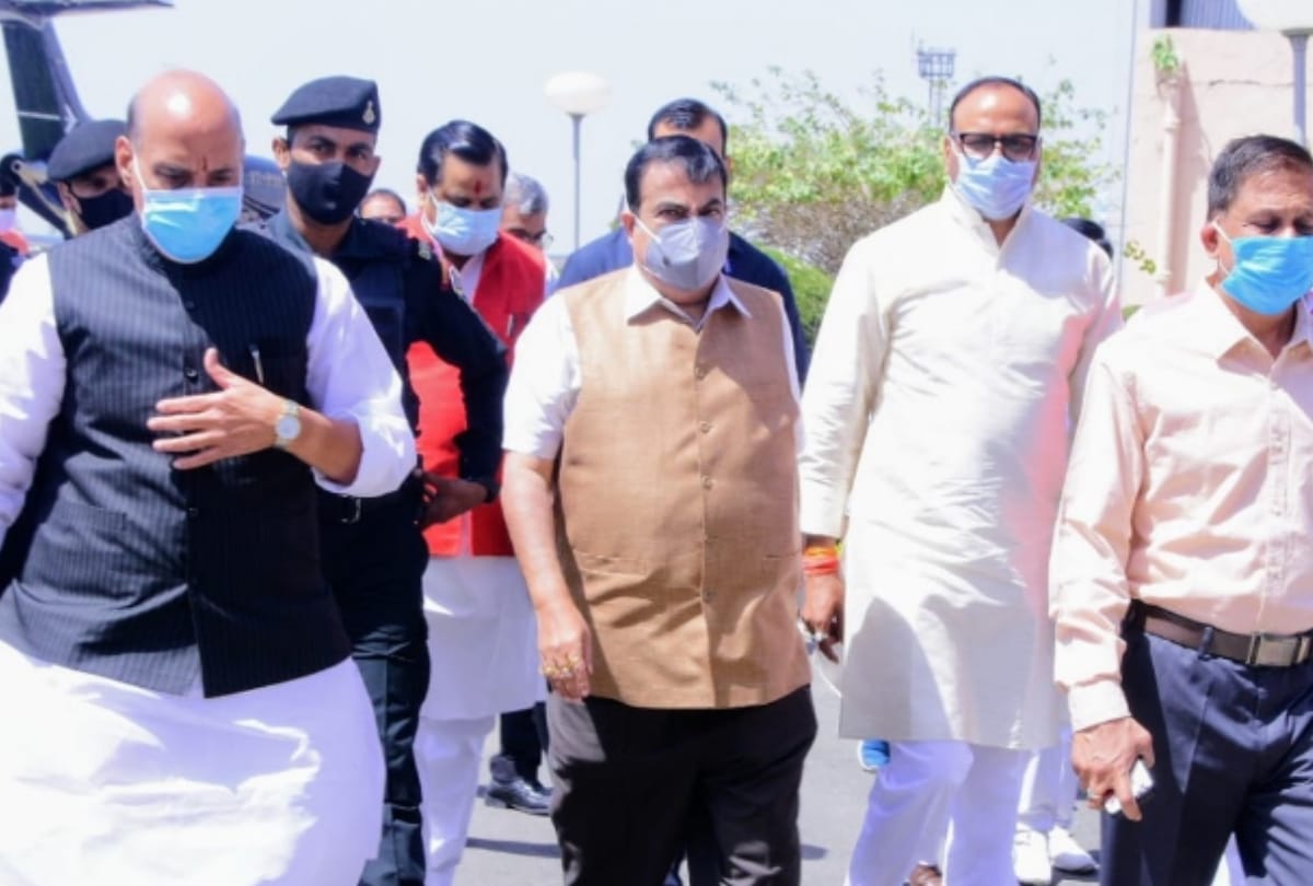 Union Defense Minister Rajnath Singh and Nitin Gadkari reached Lucknow, will inaugurate the flyover