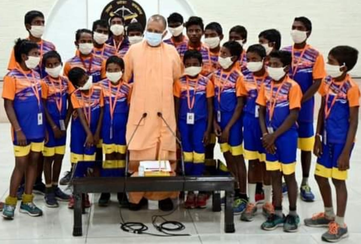 A group of tribal children from Andhra Pradesh met Chief Minister Yogi, a team of 21 children has gone out on a cycle to visit India