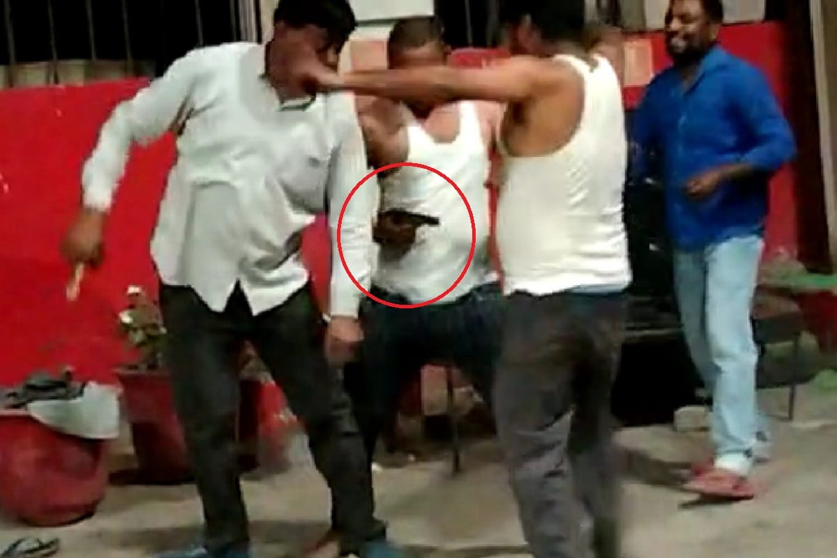 UP News: Video viral of employees with pistol at a petrol pump in Meerut