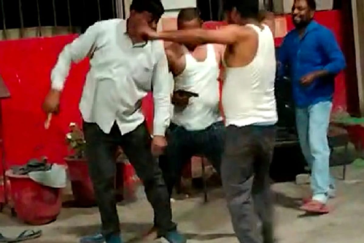 UP News: Video viral of employees with pistol at a petrol pump in Meerut