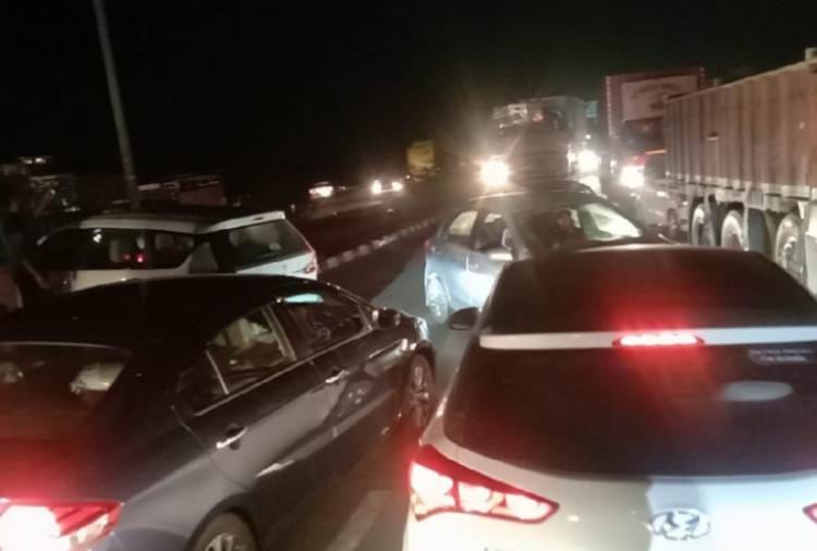 Farmers Jammed KMP and KGP Express way in Sonipat after Stone Pelting ancident on Rakesh Tikait Car