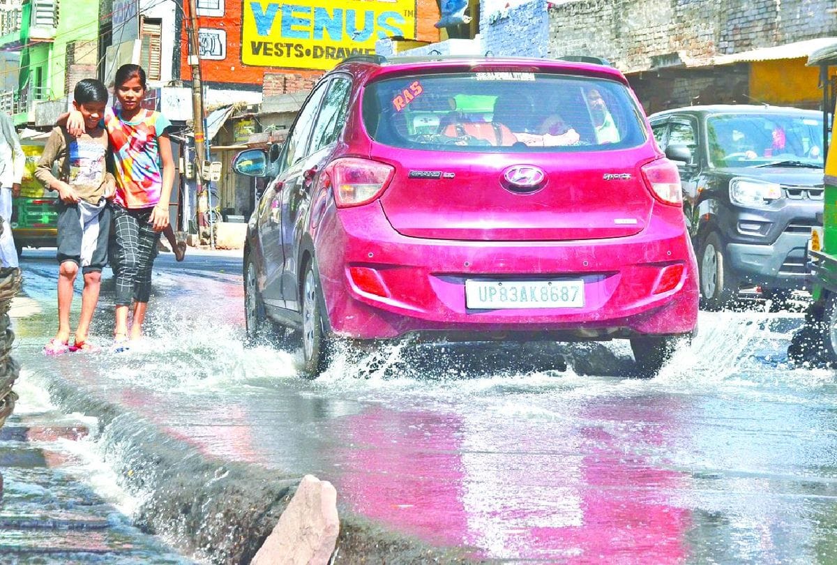 Sewer Problem In Yamuna Brij Water On Road