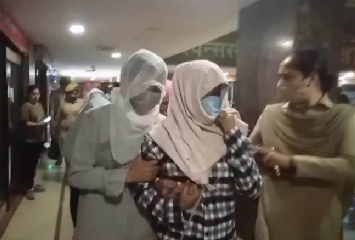 Noida shopprix mall brothel racket in spa centre 14 girls and 7 customer arrested see photos