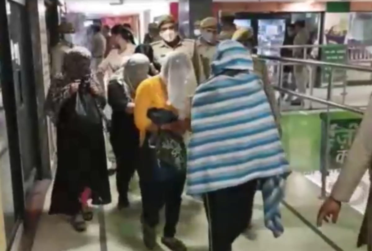 Noida shopprix mall brothel racket in spa centre 14 girls and 7 customer arrested see photos