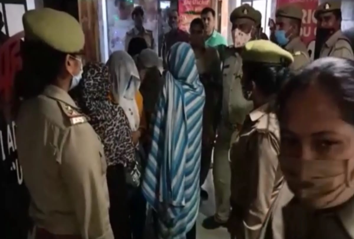 Noida shopprix mall brothel racket in spa centre 14 girls and 7 customer arrested see photos