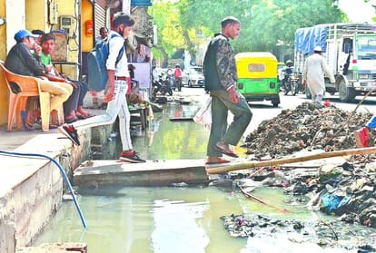 Sewer Problem In Yamuna Brij Water On Road