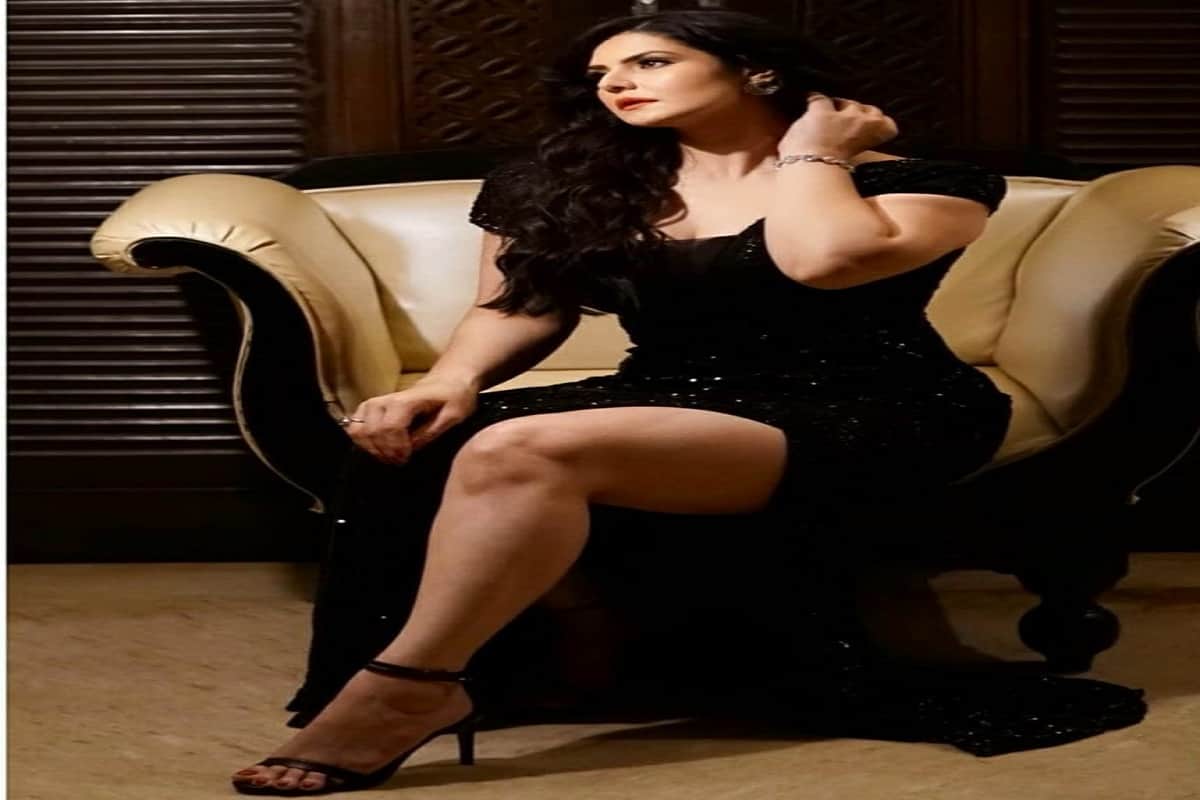 have a look at zareen khans new outfit in hindi