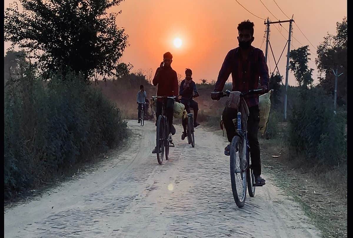 Documentary 1232 Kms Review Pankaj shukla disney plus hotstar gulzar hemanti Sarkar vishal bhardwaj