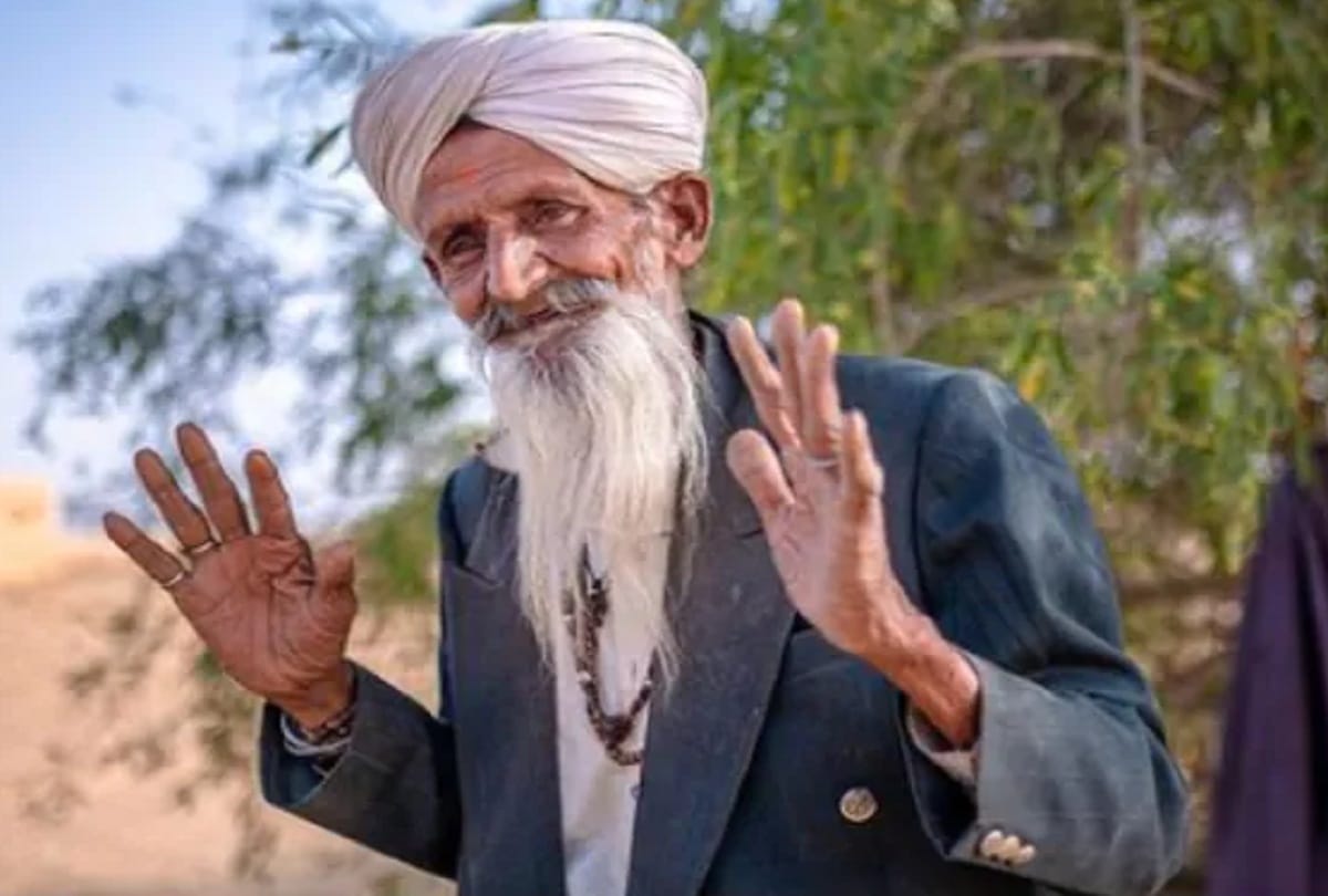 82 year old gatekeeper love story, viral story