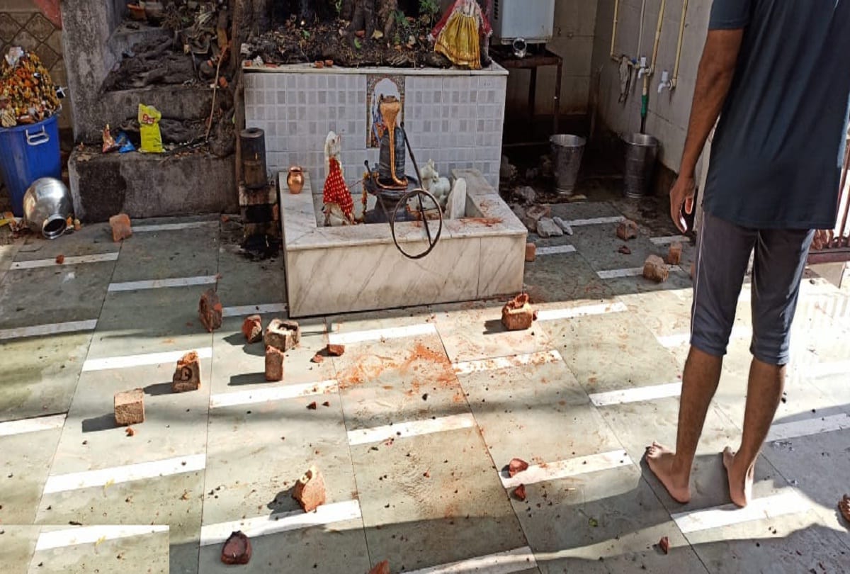 young man Angry on God, vagabond throws stones at temple in Delhi see photos