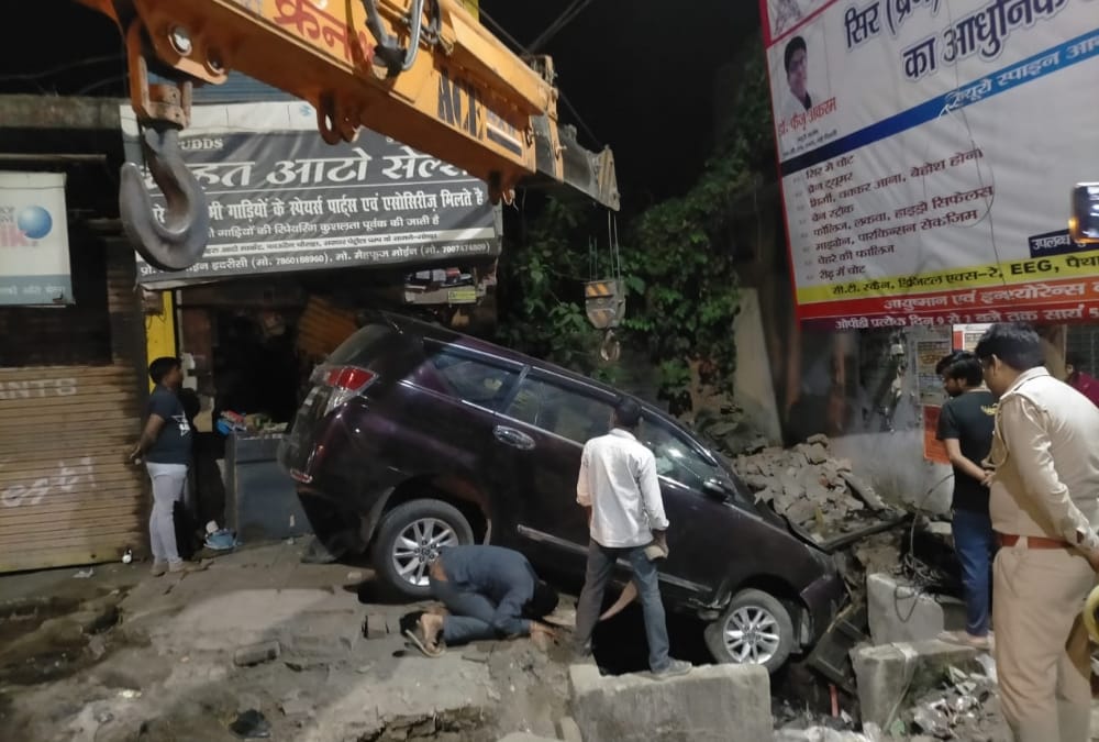 A car hits a shop in Gonda.