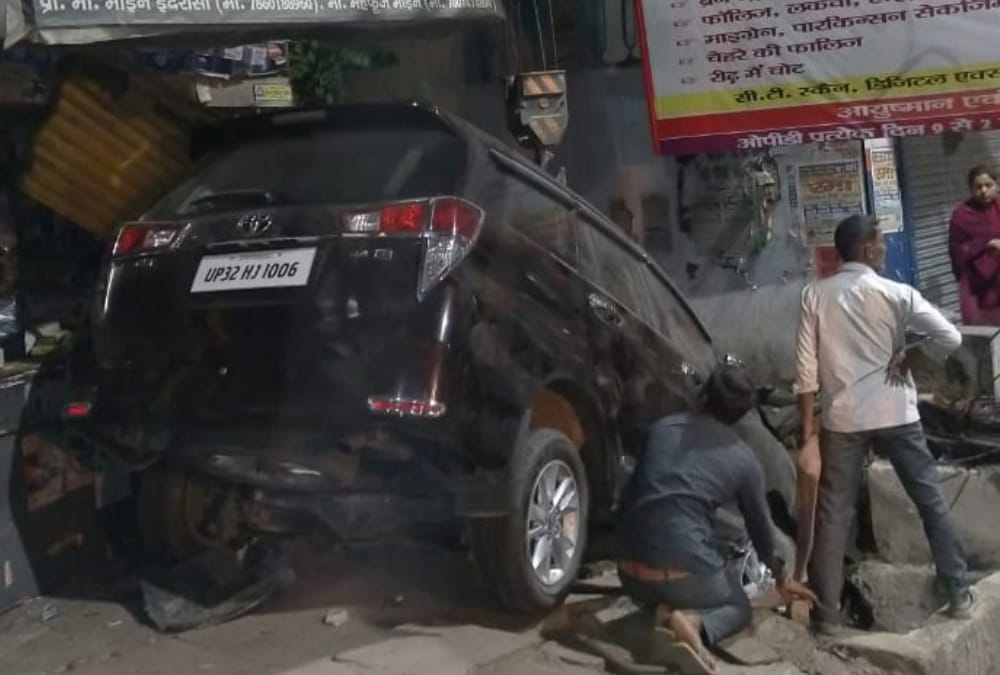 A car hits a shop in Gonda.