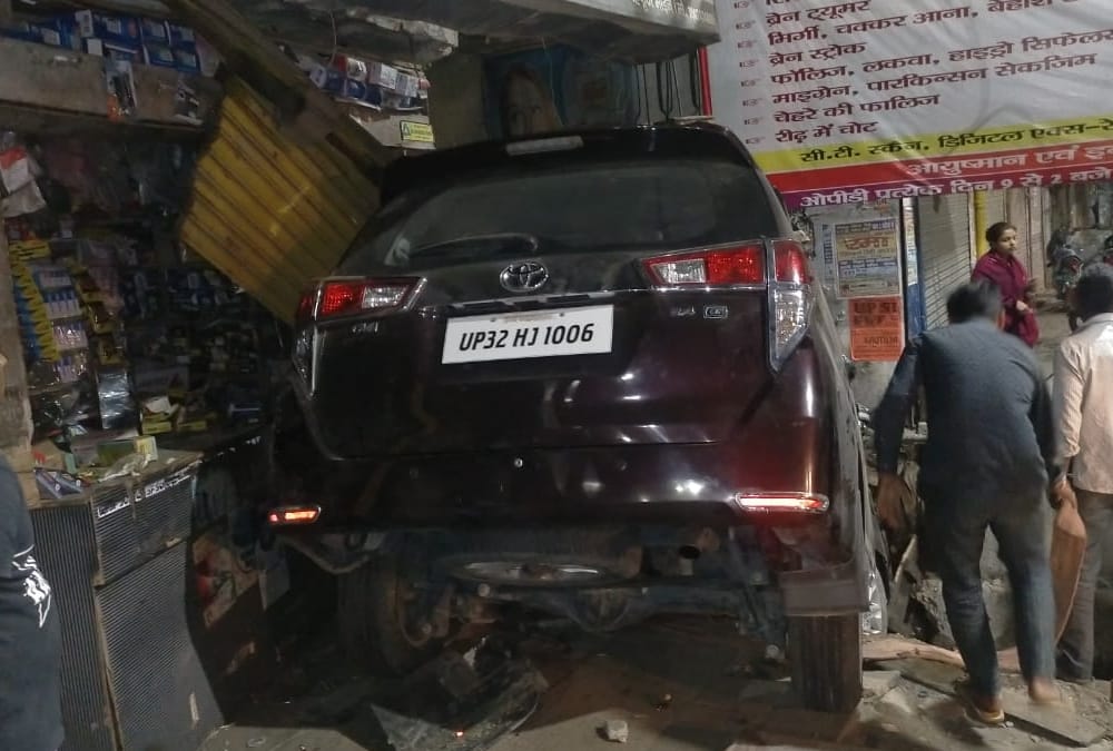 A car hits a shop in Gonda.