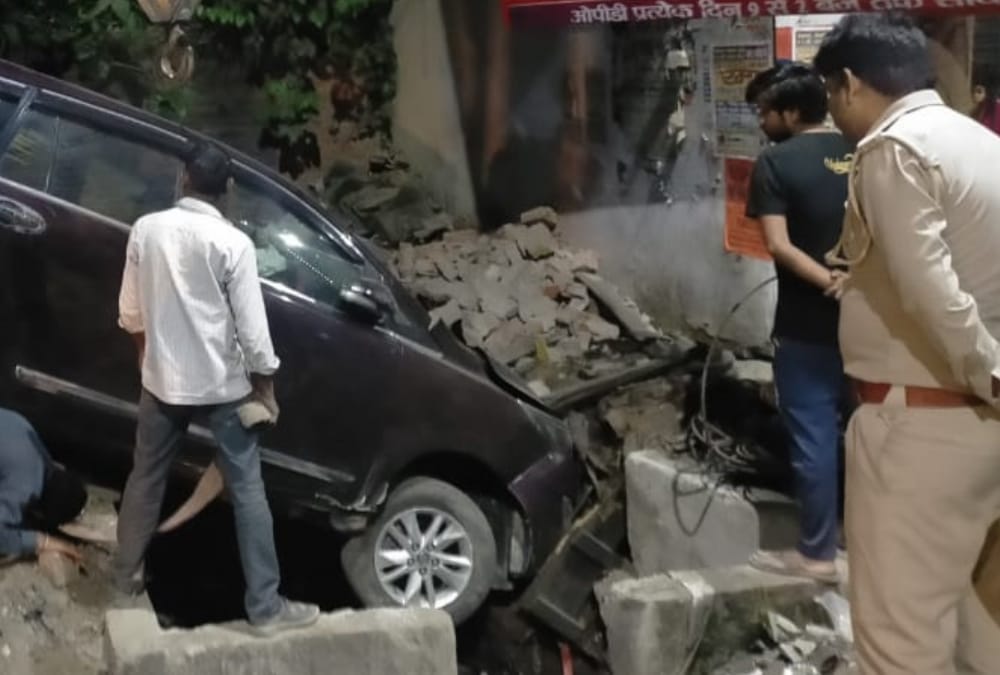 A car hits a shop in Gonda.