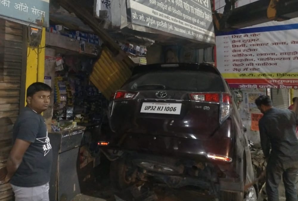 A car hits a shop in Gonda.