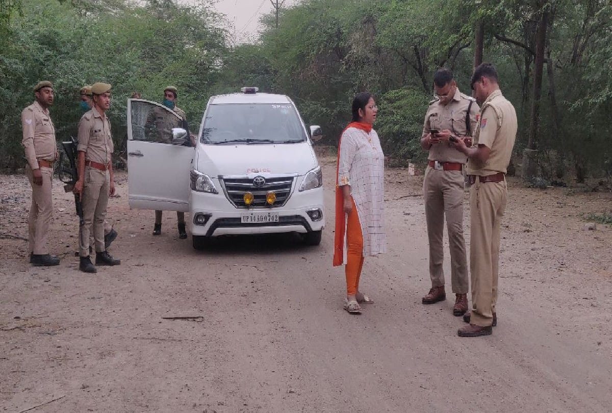 pregnant woman sexual assaulting in front of husband in agra